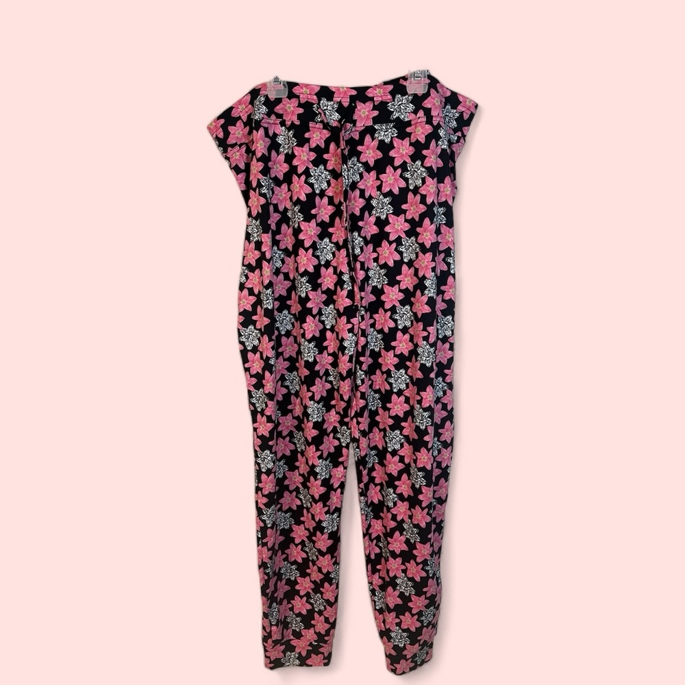 A pair of Fabulous floral pajama set  in size extra large